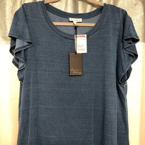 Feminine t-shirt w/flowy sleeves